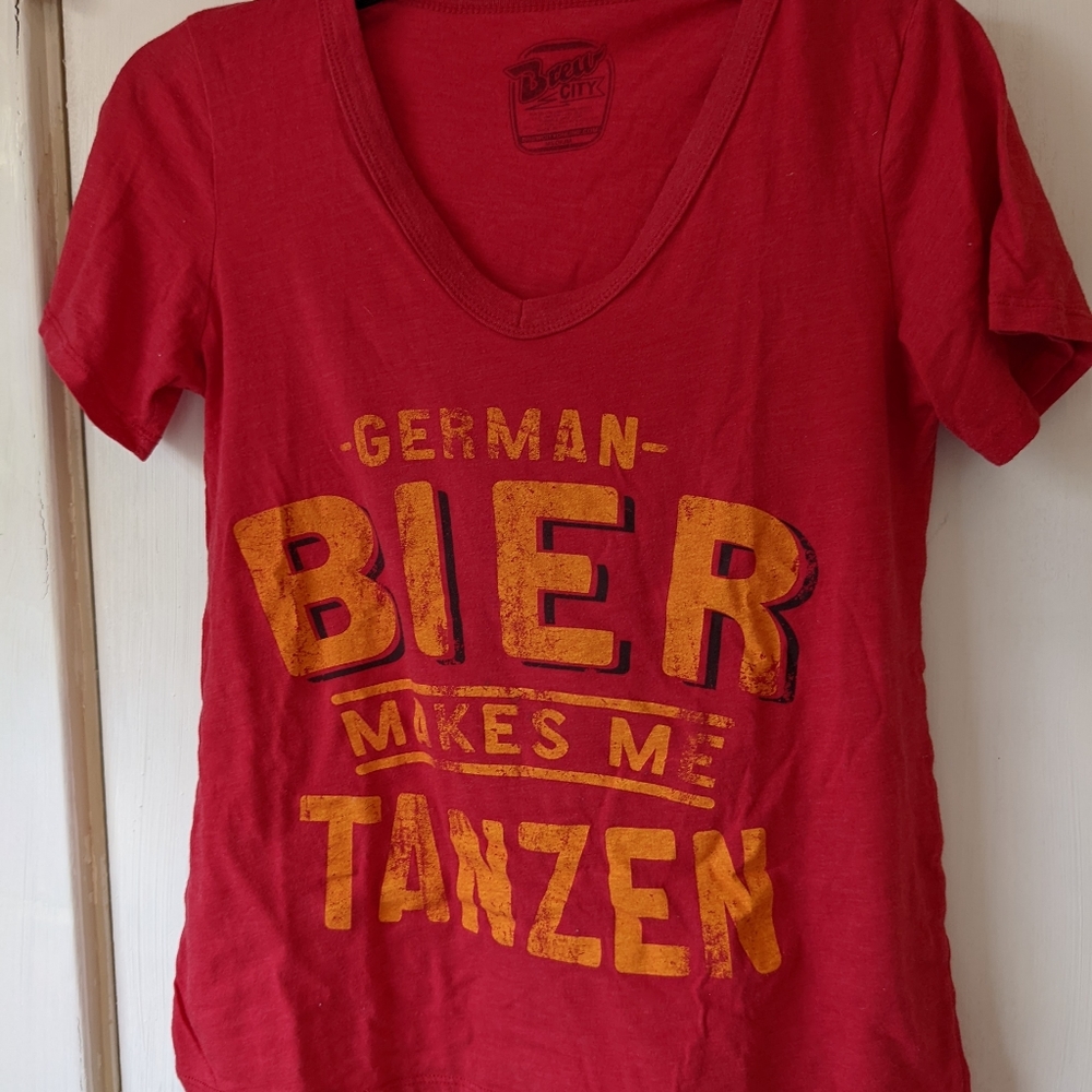 Red Tshirt with German graphics "German bier makes me tanzen (dance)" size s
